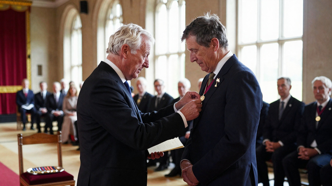 Dois homens em fato formal durante cerimónia de condecoração com medalha num salão elegante com público ao fundo.